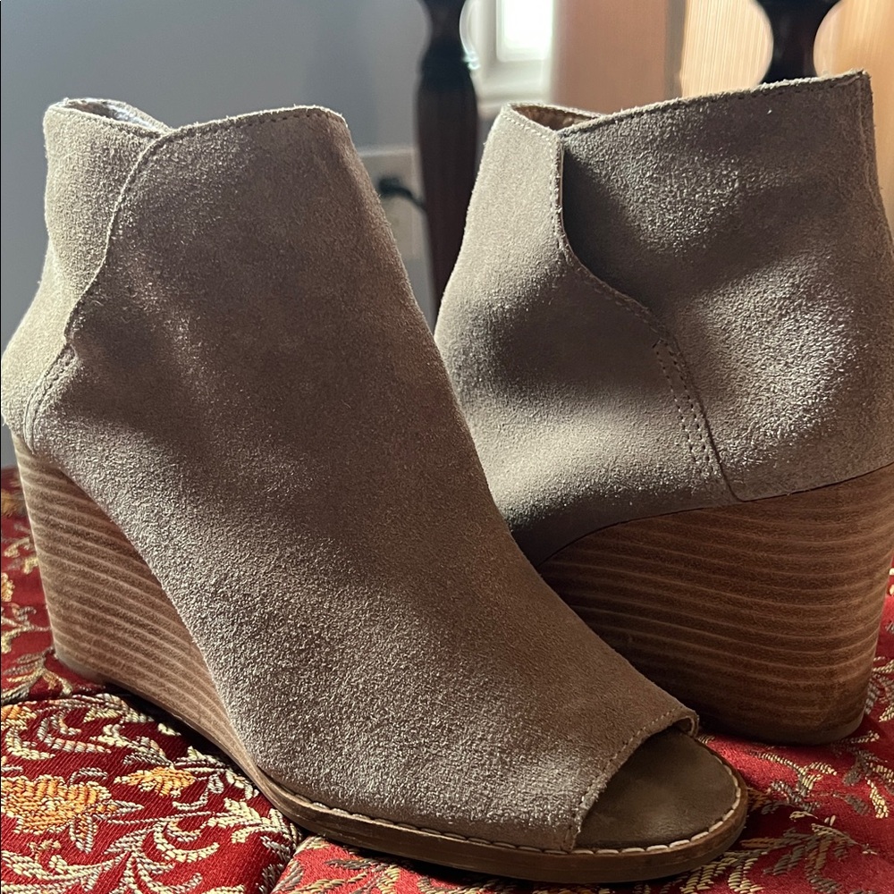 Lucky Brand Tan Suede Wedge Booties 💕